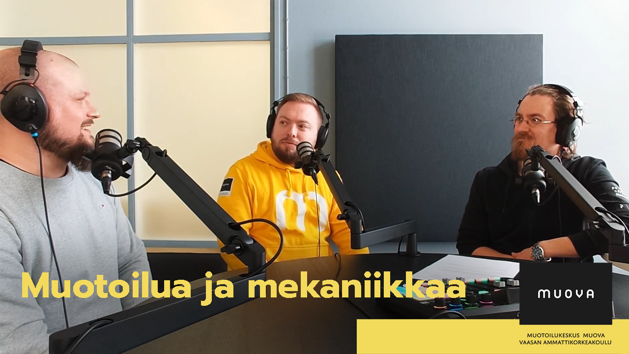 muotoilua ja mekaniikkaa podcast jakso, osallistujat istuvat studiossa mikrofonien ääressä